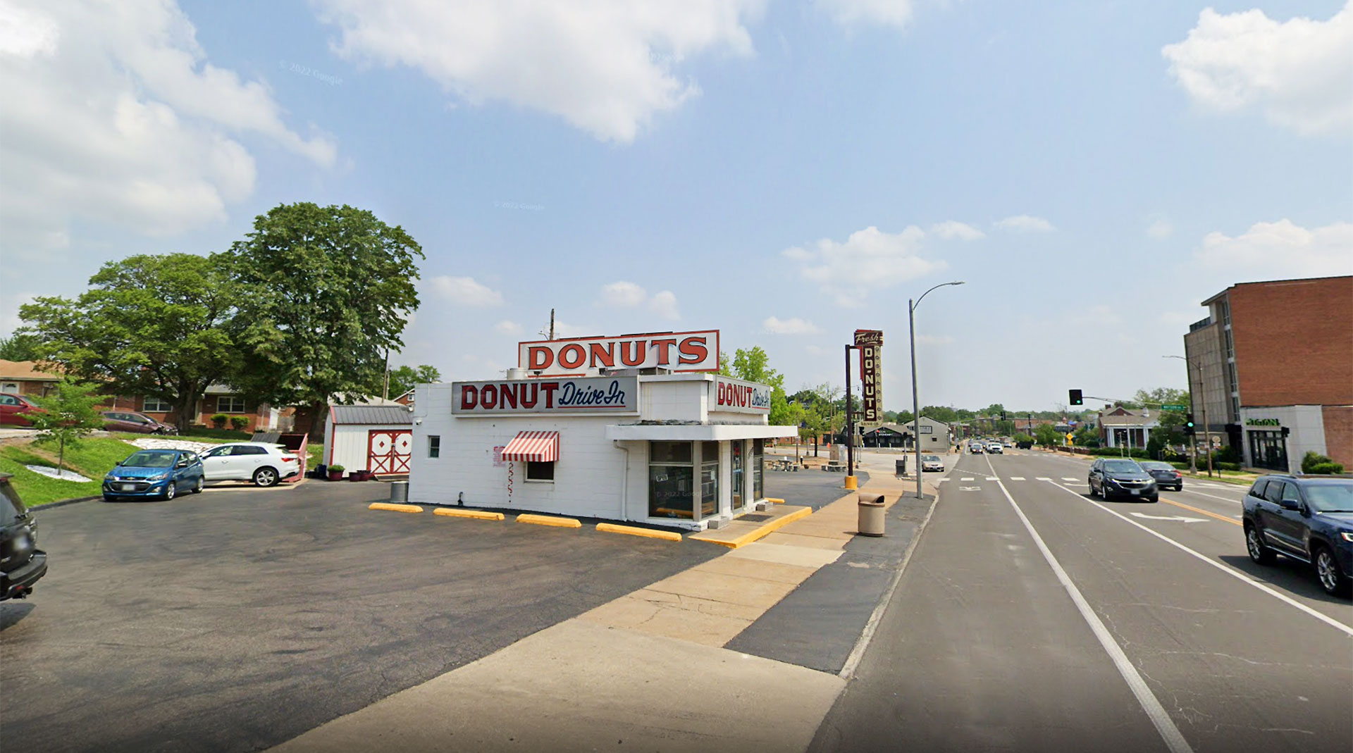 donut drive-in's original location in lindenwood park