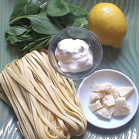 Fettuccine with crème fraîche and arugula