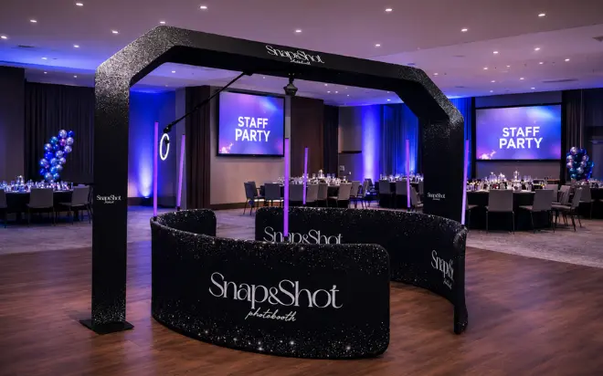 Skybooth 360° Snap&Shot Photobooth en Suisse romande, videobooth 360° grand format jusqu’à 12 personnes pour galas et événements premium, animation showstopper