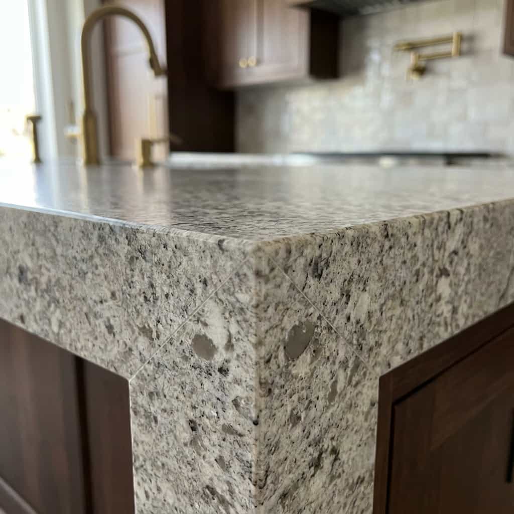 Bianco Antico Edge Detail