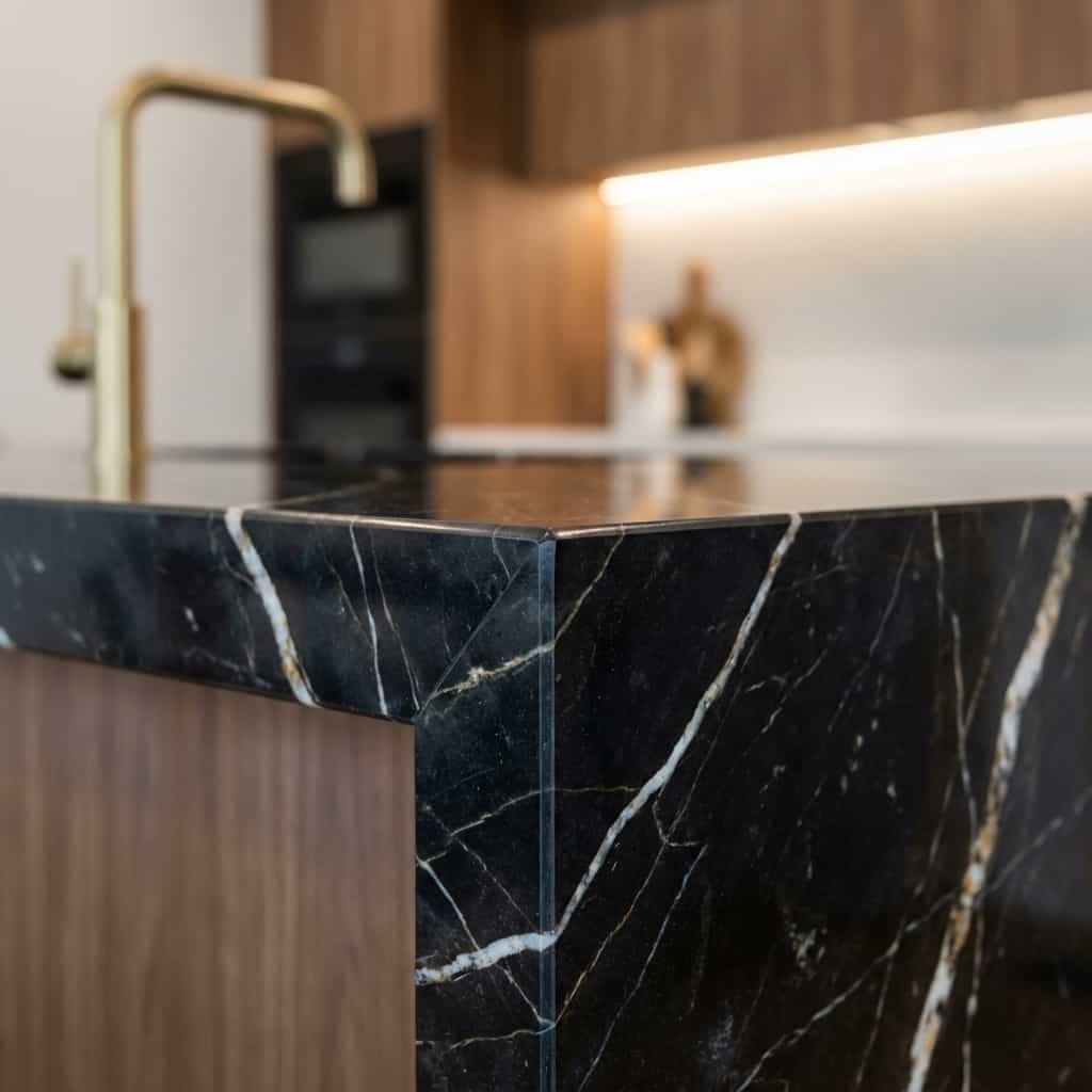 Nero Saint Laurent Edge Detail