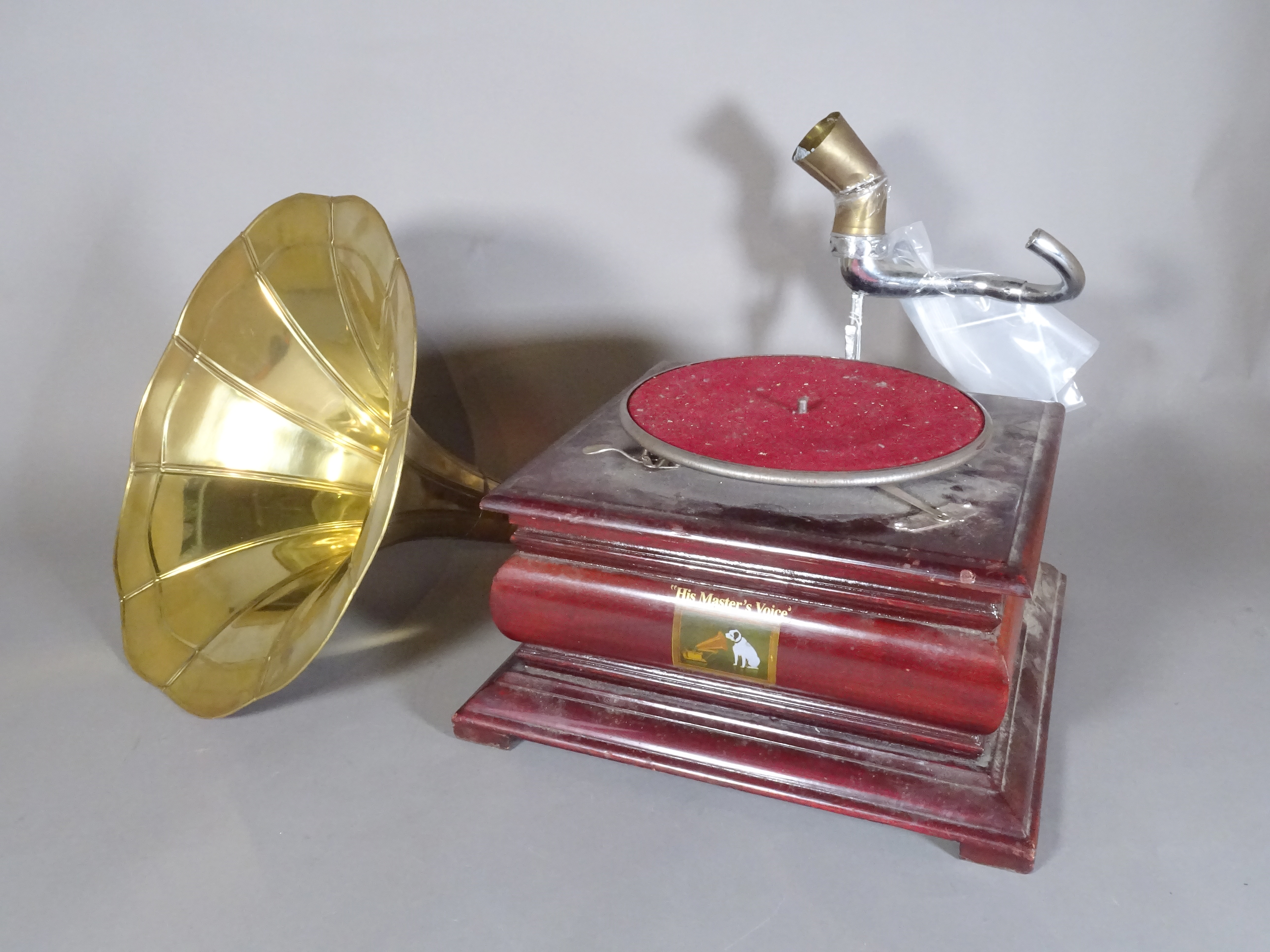 A 78 gramophone with brass horn.  S4M