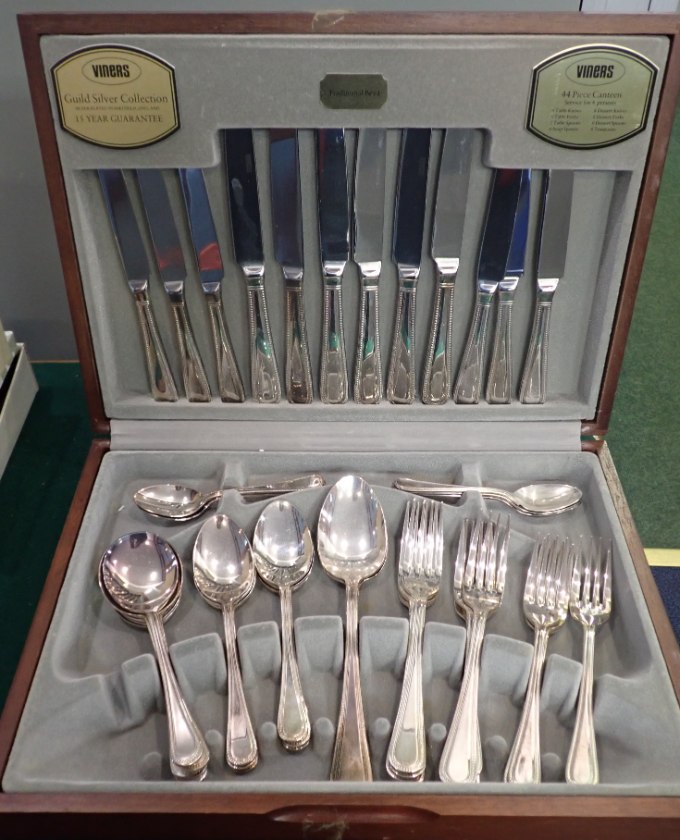 A VINERS SILVER PLATED CUTLERY SET