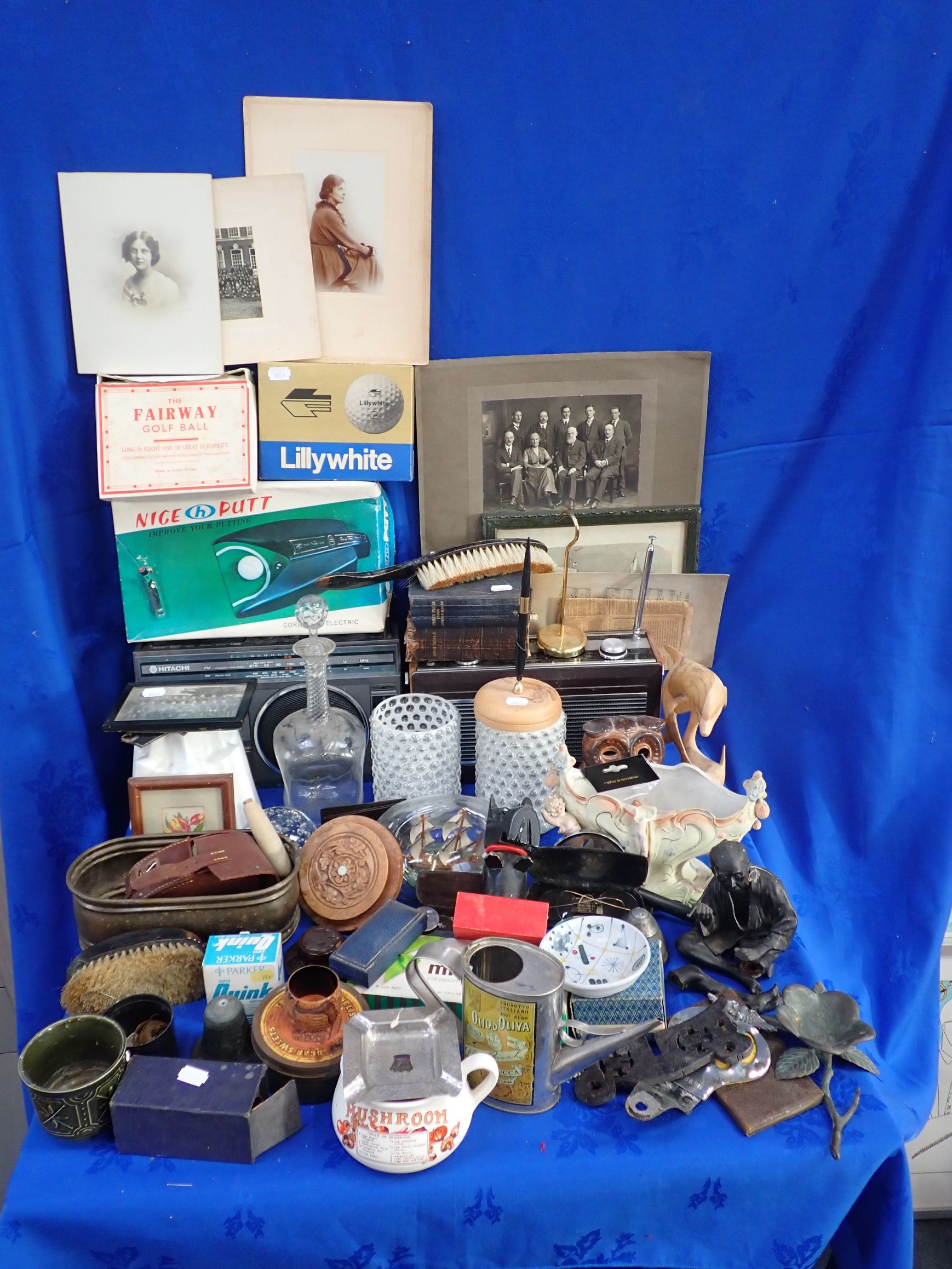 A SHELLEY JELLY MOULD AND A COLLECTION OF SUNDRIES