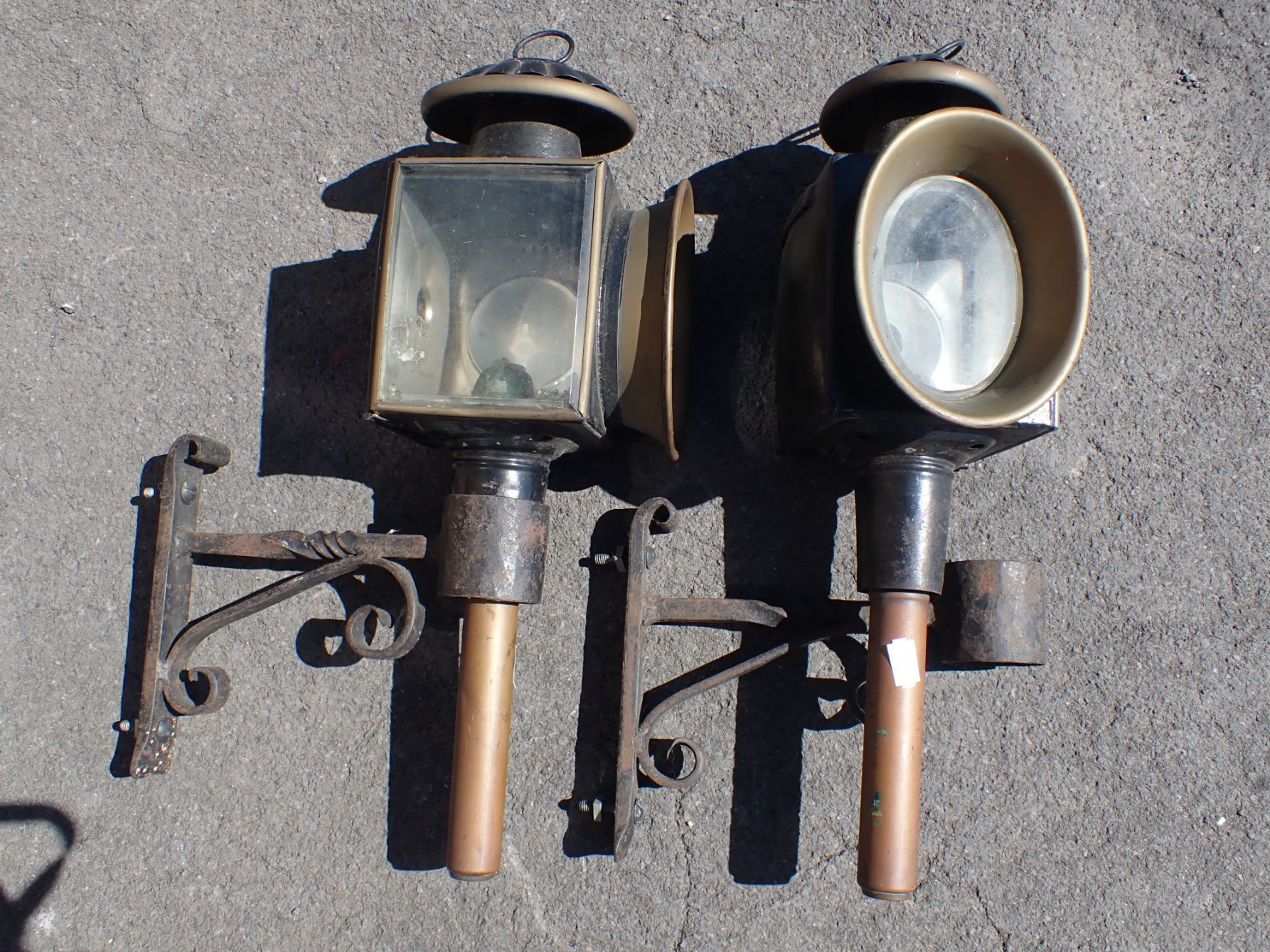A PAIR OF 19TH CENTURY SPRING-LOADED CARRIAGE LAMPS