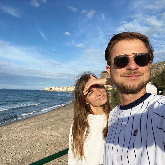 Struggle on the left to take a pic without sunglasses 😅😎 #couple #travel #italy #together #sicily #coast #octoberinitaly