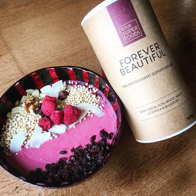 *Werbung* Yummy Smoothie Bowl first time with @yoursuperfoods and it's soo delicious 👌😍🌺@mrln419  #yoursuperfoods #superfood #smoothiebowl #foreverbeautiful #berries #berriemix #antioxidant #healthyfood #foodporn #delicious