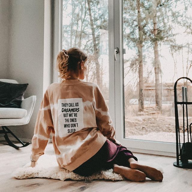 ▫️They call us dreamers but we‘re the ones who don‘t sleep▫️
....
💫✨☀️ ——————————————————————————— #hyggestyle #dreamer #ootdinspo #karokauermademebuyit #saints&co #saintsandco #karokauer #sweaterweather #batikstyle #hausbau #minimalism #interior_and_home #instahome #interiør #traumhaus #solebich #schönerwohnen #plantbox #neubau2019 #modernliving #perspektivenwechsel #greyinterior @saintsandco @karokauer 🖤🤩