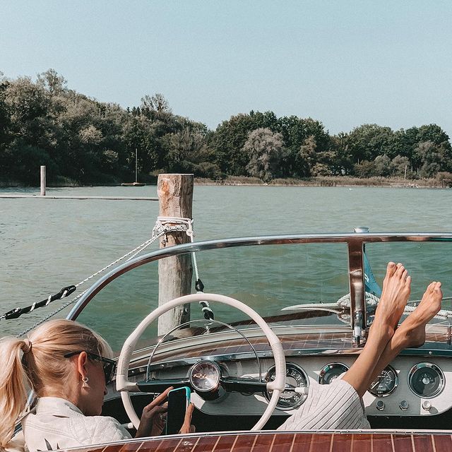 In giorni come questo...

———————————————————————
#seebeben #lakelife #lakelove #ammersee #collectmomentsnotthings #antagenwiediesen #rivaboat #rivayacht #amore #pezzodoro #gedankenüberdosis #herzüberkopf #italianstyle #captaingirls 
📸@kite380