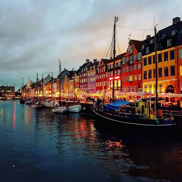 Amazing view in #nyhavn 
#goodtime #copenhagen #visitcopenhagen #travel #travelblog #blogger #blog #city #trip #explore #insta #goodlife #denmark #amazing #view #igers #love #nice #f4f #like #north #weekend #saturday #evening #happy #happyweekend #landscape #landscapephotography #photography