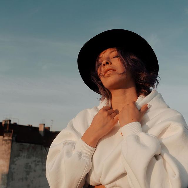 vibin in my own world 👾👾👾👾👾
#goldenhour#berlin#berlino#rooftop#rooftopview#rooftoptent#portraitphotography#portrait#portrait_vision#hat#hats#girlswithhats#purplehair#purplehairdontcare#haircolor#sunset#sundowner#germany#filmpalette#thinkverylittle#n8zine#dreamer#dreamermagazine#moody#inhaleexhale