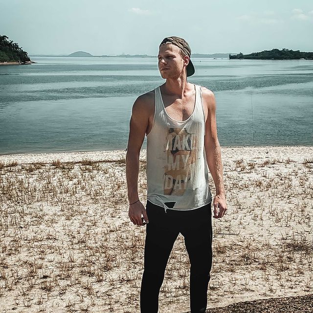 When you’re stressed and on the run for some reason... Relax and do a hand stand🤷😉 
.
.
.
#handstand #reels #island #paqueta #guanabara #bay #baiadeguanabara #rock #workout #running #sport #sea #travel #viajar #southamerica #latinoamerica #brazil #insel #brasilien #happy #boy #style #justgo #yesplease #goodlife