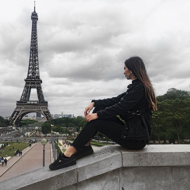 #eiffeltower #paris #tourist #loveparis #blackandwhite #goodvibesonly #allblackoutfit #berlingirlinparis #kokoslife