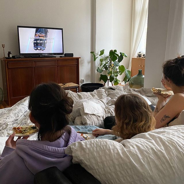 Da saßen wir wunderbaren Frauen frisch getestet und Pizza im Blätterteig verzehrend an einem Samstag Abend in Berlin.