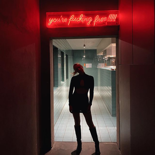 honey, don’t kill my vibe. ❤️‍🔥
#berlin#crackersberlin#berlinmitte#dinner#fridaymood#neonlights#berlinnights#nights#bigcitylights#pose#strikeapose#poseforthecamera#hey#berlino#moodboard#moodygrams#littleblackdress#blackdress#dinnerdate#dontkillmyvibe