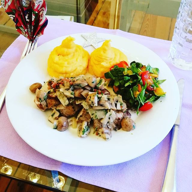 Kalbsfilet mit Pilzen, Süßkartoffel-Kartoffelpüree und Spinatsalat mit geraspelter Kaki und Cocktailtomaten 😉😊🤓 #abnehmen #abnehmen2019 #abnehmenohnezuhungern #abnehmenberlin #fitfamgermany #fitfam #fitnessmotivation #gewichtsverlust #dietfood #dietplan #dieting