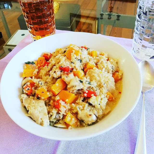 Veganes Gericht 🕺👌🤓 Soja-Hähnchen, Butter-Kürbis, Champignons, Paprika, Kokoscreme, Chilli, Thai-Basilikum und Quinoa 😋👌🌶️ #abnehmenberlin #fitfamgermany #fitfam #shredding #shreddedlife #fitness #fitx #fitxberlin #fitxkudamm #fitxwilmersdorf #gewichtsverlust #personaltrainer #abnehmenohnezuhungern #abnehmen #abnehmen2020 #vegandeutschland #veganfood #vegan