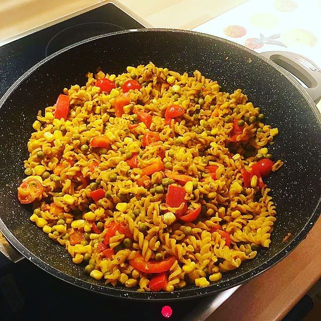 Veganes Gericht: Kirchererbsen-Spirelli in Tomaten-Basilikum Soße und buntem Gemüse 😋🤗😁 #abnehmenberlin #abnehmenvorhernachher #abnehmen #abnehmenohnezuhungern #abnehmen2020 #fitfamgermany #fitfam #shredding #shreddedlife #fitness #fitx #fitxberlin #fitxkudamm #fitxwilmersdorf #gewichtsverlust #personaltrainer