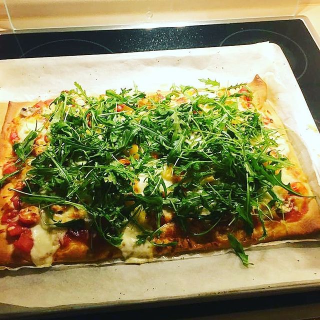 Vegetarische Dinkel Pizza mit Champignons, Tomaten, Paprika, Rucola und mit Mozzarella überbacken 😋💥😁 #abnehmenberlin #abnehmen2020 #abnehmenohnezuhungern #abnehmrezepte #fitfamgermany #fitfam #fitnessmotivation #gewichtsverlust #dietfood #dietplan #dieting #veganfood #vegandeutschland #veganrecipes #fitx #fitxberlin #fitxkudamm #fitxwilmersdorf #personaltrainer