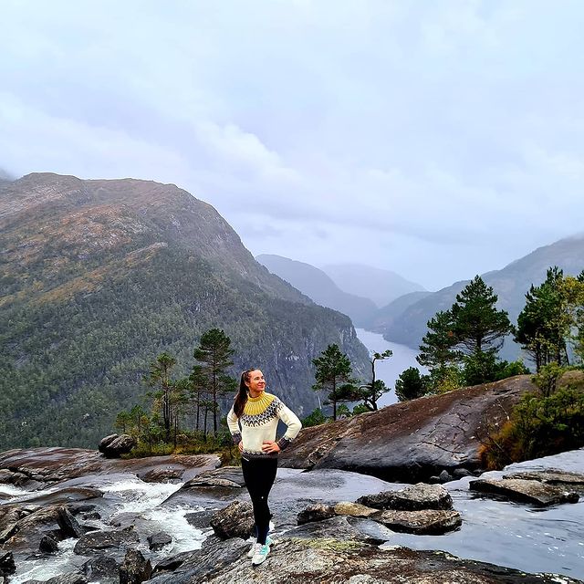 Sending all ❄ greetings from Norway 🇳🇴 where I'm spending the final days of my marathon preparation.

In my opinion, Norway has the cleanest air in the world, and unique landscapes. The spectacular nature of Norway is diverse, with forest-covered hills in the southeast and sublime fjords and glaciers in the west and the North.

People here are very outdoorsy and take a proper care of the environment (renewable energy, electric cars etc).

But how much do we really know about Norway?

What do you think of when you think of Norway? Vikings? Trolls? Dark winters and light summers? The northern lights? Disney Frozen? 😉