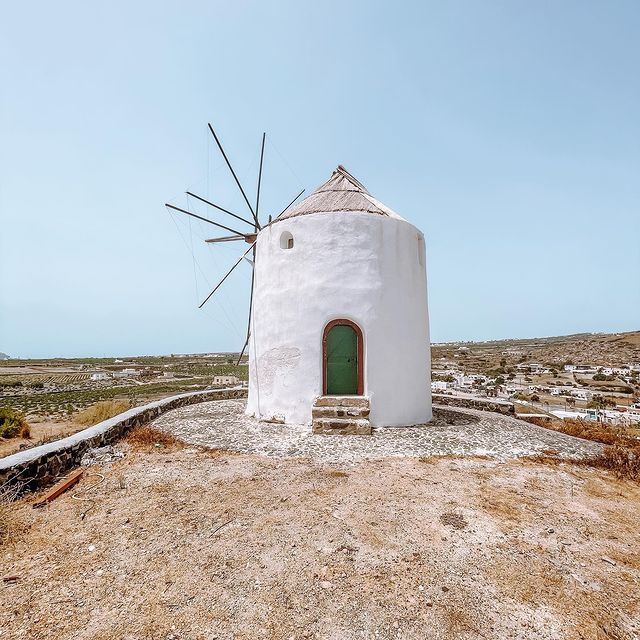 Once upon a time in Santorini…💭
.
.
.
#santorini #santorinigreece #santoriniisland #santoriniview #santorinivibes #summer #europe #visiteurope #europeansummer #sky #windmills #greece🇬🇷 #greeceislands #greecetravel #greecestagram #visitgreece #visiteurope #holiday #exploring #view #travelblogger #germanblogger_de #wanderlust #fernweh #summerholiday #summer2021 #beautifuldestinations #bestvacations #travellover #traveltheworld