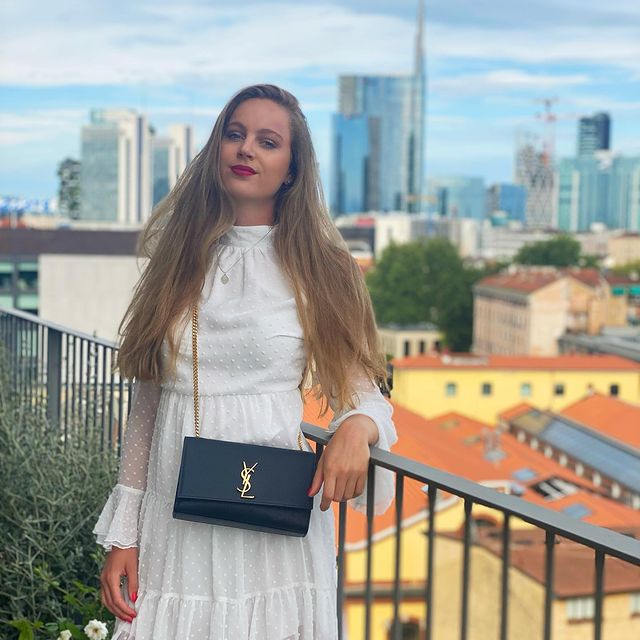 Sunshine on my mind ☀️#throwback #milano 
.
.
.
#summer #sommer #sun #milano #mailand #italien #whitenight #summeroutfit #summervibes #waitingforsummer #girlstrip #takemeback #longhairdontcare #ootd #makeup #happiestgirl #hotelgoals #view #italia