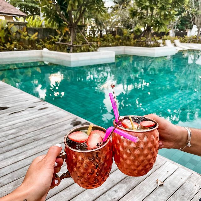 Save water, drink cocktails 🍹

#thailand #kohchang #thailandtravel #beautifuldestinations #hotels #hotel