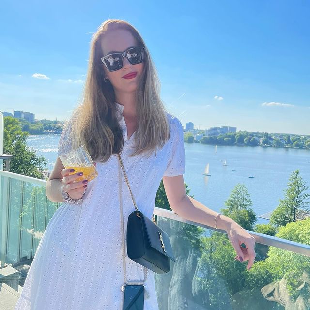 Hamburg Vibes 🍹☀️ 
.
.
.
#hamburg #hamburgcity #städtetrip #summer #summerdress #rooftop #alster #alsterhamburg #ironmanhamburg #hamburgstyle #elbphilharmonie #sundowner #happyplace #marriottbonvoy #beautyhamburg #hamburgmeineperle #hotelgoals #viewhamburg #summervibes #cocktail