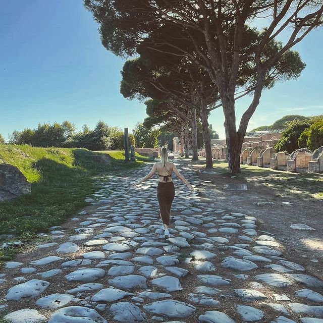 Walking through the city #ostia #oldcity #rom #italia #bellaitalia #latesummer #antica #enjoy #fun #culture #holidaytrip #vacationmode #happy #tanned #bronde #sunkissed #ladolcevita