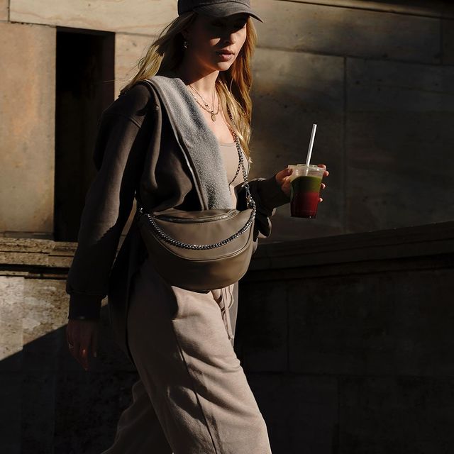 Right before the snowstorm hit. 🌨

Bag by @seidenfelt 
*Ad/Anzeige

Get 15% off with Lauraeileen15 (valid until Nov 25th)

#seidenfelt #seidenfeltbags #seidenfeltmanufaktur #handtasche #crossbodybag #taupe #beigetones #goldenhour #goldenhourphotography #fashionphotography #fashioninspiration #fashionstyle #streetstyle