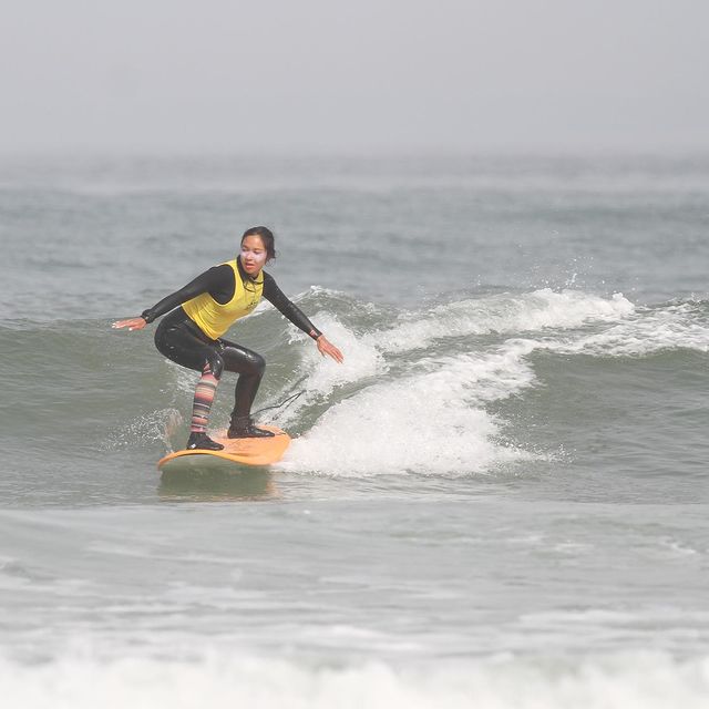 Happiness is going back to surf in Baleal for the last of the small days.🏄‍♀️ 

Don’t mind the look of determination on my face or the extra-wide stance, I was still working on it. 😂😂🥰

[27.09-4.10.2022]

#365daysofhappiness {346-354/365} #surf #portugal