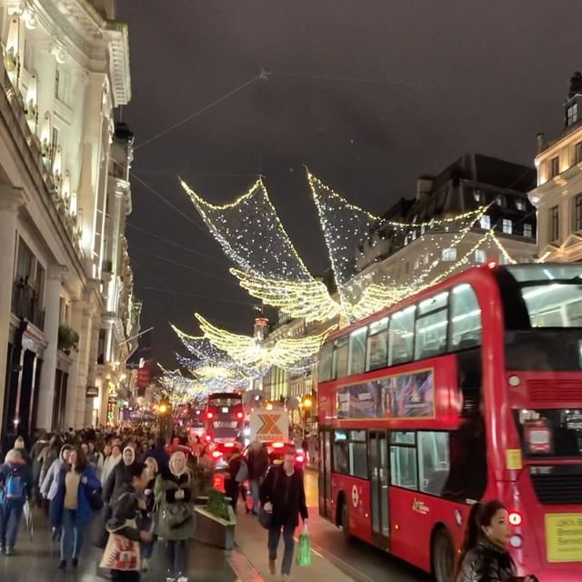 Christmas in London 🥹🎄✨
•
•
•
•
•
#London #christmas #christmasinlondon #christmasreel #holidayseason #christmasdecor #christmaslights #christmastime