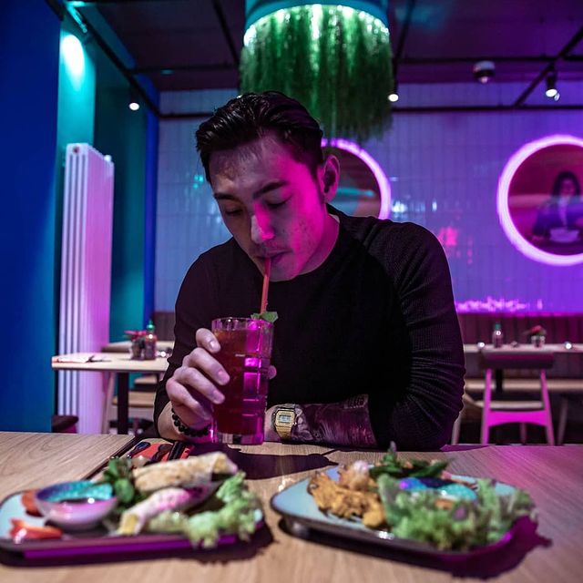 Hoho 🎅
Heute gibt es leckere Pho 🍜
Ihr fragt euch sicher wo?
Ich sag es euch im Laden: 📍@yo.pho42.
•
•
In der Falckensteinstr. 42 in Berlin X-Berg, 
da kannst du Essen und trinken, egal ob Riese oder Zwerg. •
•
•
Hoho 🎅
Today there are delicious Pho 🍜
You’re probably wondering where?
I tell you in the shop: @yo.pho42
•
•
In the Falckensteinstr. 42, in Berlin X-Berg,
there you can eat and drink, whether giant or dwarf.
•
•
•
#hungboss_ #yoimeatinpho #phoberlin #phoreal #modern #berlin #hungsfoodtour #fooden #pho #yopho #eat #tasty #pholover  #kreuzberg #xberg #nudelsuppe #vietnam #vietnamesischeküche #essen #eating #deliciousfood #foodday #foodporn #food