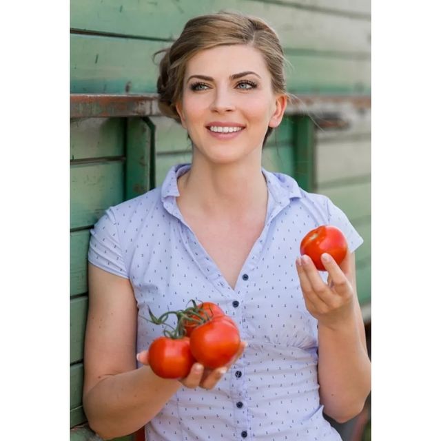 Erinnerungen an einen warmen Sommertag mit @claudiaborowka ©

#tomate  #tomatoes #tomato #ilovetomatoes #healthyfood  #health #food  #model  #laughing #smile  #nature  #naturelovers #commercialmodel #modelhannover  #hannover  #hannoverlife  #smile  #gemüse #vegetables #summer #tomatenliebe #techno