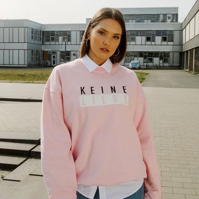 💘
.
.
.
#keineliebe #merch #shooting #berlin #photoshoot #modeling #berlinmodel #fashioninspo #inspiration #love #inspiration #outdoor #newin #happyshopping