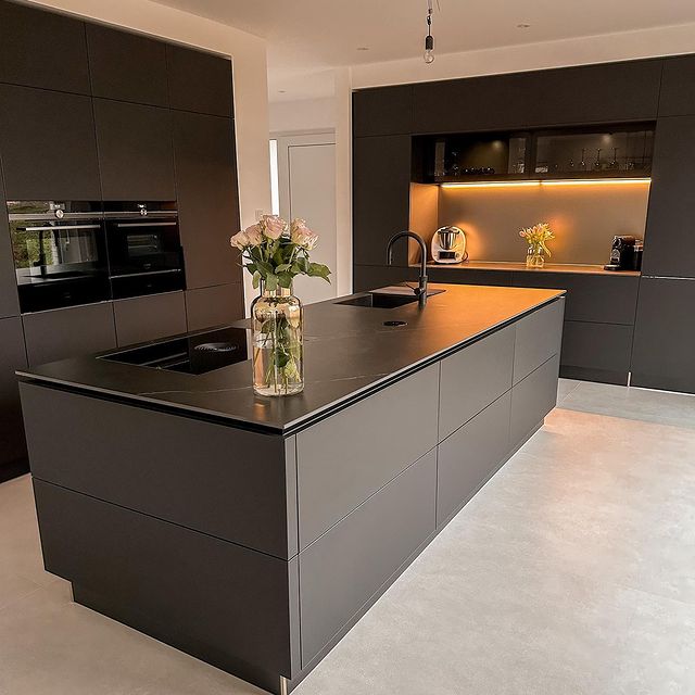 Black Kitchen🖤✨

Wir sind so verliebt in unsere Küche. Am Anfang waren wir uns nicht sicher, ob eine schwarze Küche zu uns passt, doch jetzt sind wir mehr als happy😍 Über die „versteckte Tür“, welche in der Küche integriert ist, gelangt man in den Vorratsraum. 

#kitchen #kitchendesign #kitcheninspo #blackkitchen #darkkitchen #modernkitchen #homedecor #kücheninspiration #küche #newhome #housebuilding #hausbau #neubau #traumhaus #wirbaueneinhaus #interiordesign #interior #interiorinspiration #interiores #kochinsel #bora #details #modernhome #küchenideen #homeinspo #inneneinrichtung #homedecoration #flieseninspiration