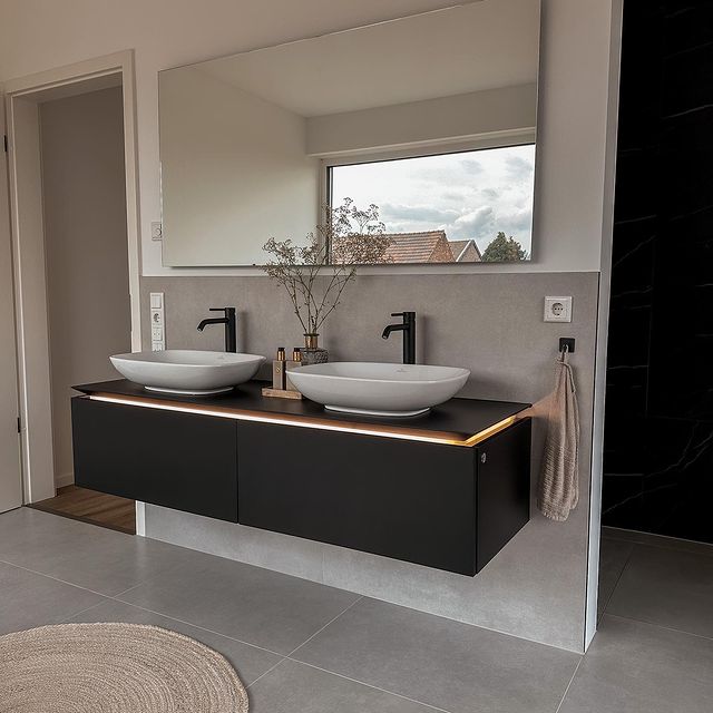 Badezimmer🖤

Ein kleiner Einblick in unser Elternbad😍
Die Liebe @elishka.de hat uns bei der Planung und Umsetzung so lieb unterstützt und wir lieben das Ergebnis☺️ 

#hausbau #neubau #stadtvilla #bauherren #masterbathroom #badezimmer #badezimmerdesign #badezimmerideen #badezimmerinspiration #newhome #architektenhaus #modernliving #homedecor #homedetails #hausinspo #interiordesign #interior #interiorinspiration #bathroom #bathroomdesign #bathroomdecor #elternbad #inspohome #housebuilding #einfamilienhaus #inneneinrichtung #badezimmerfliesen #traumhaus #eigenheim