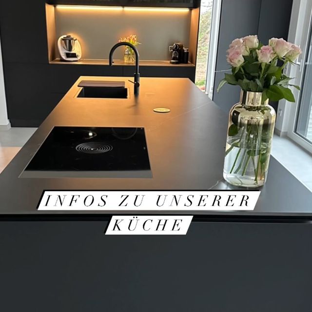 Infos zu unserer Küche🖤✨

#blackkitchen #kitchen #kitchendesign #kitcheninspo #darkkitchen #modernkitchen #homedecor #küche #kücheninspiration #newhome #homebuilding #hausbau #bauherren #traumhaus #stadtvilla #wirbaueneinhaus #interiordesign #interior #interiorinspiration #kochinsel #modernliving #küchenideen #homedetails #inneneinrichtung #hausbauinspo #neubau #homegoals