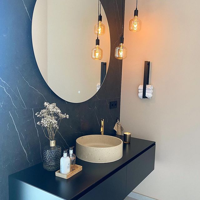 GÄSTE WC🖤

Ein kleiner Einblick in unserem Gäste WC!😍 

Planung: @elishka.de 
Spiegel: @spiegelshop 
Waschbecken: @deelure_concrete_design 
Amaturen: @herzbach.official 
————————————————

#hausbau #gästewc #gästewcinspiration #badezimmer #badezimmerdesign #badezimmerinspiration #stadtvilla #decor #bathroom #bathroomdesign #bathroomdecor #badplanung  #newhome #eigenheim #bauherren #architecture #architektenhaus #modernliving #homedetails #hausinspiration #hausinspo #interior #interiordesign #interiors #housebuilding #inneneinrichtung #einfamilienhaus #hausbaublog #hausbauideen