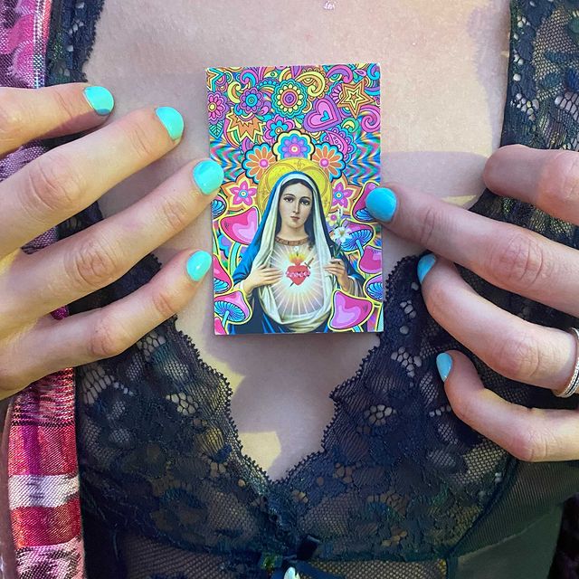 Channeling the wisdom and infinite love of Mother Mary 🌈🍄💗🌸🌷🧚🏼‍♀️🥰

Thank you @summercontrast for the safe & sacred experience 🙏🏼✨🌙🌻🕉 so much joy, laughter, dance, prayer and heart connections 🤍