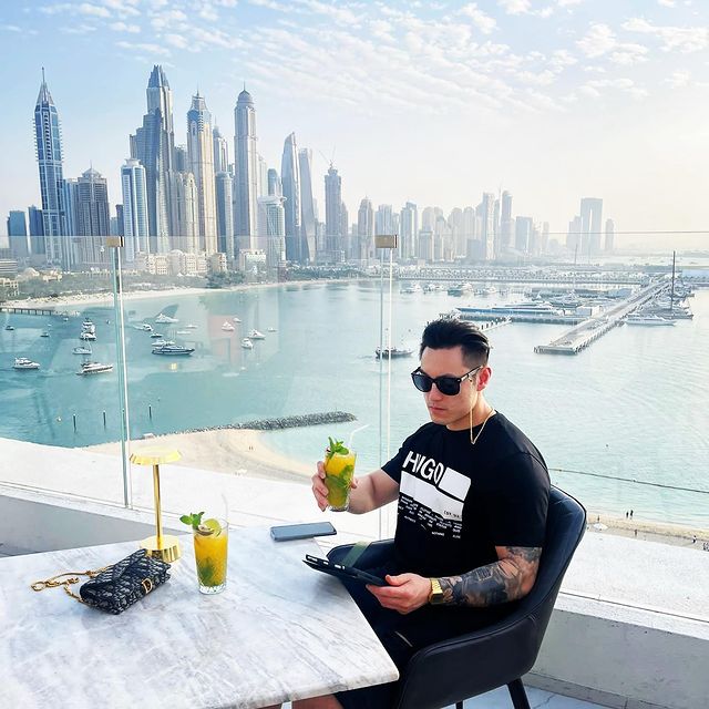 Dubai - Five Palm Jumeirah 😎☀️

Macht euch frisch! Jetzt kommt ein fresher Boy mit einem frischen Getränk 🥤 🥸