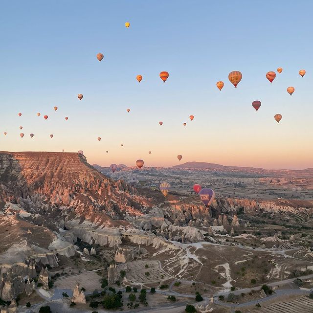 🎈#cappadocia #turkey #juesvernevibes #balloons #kitties #caves #love