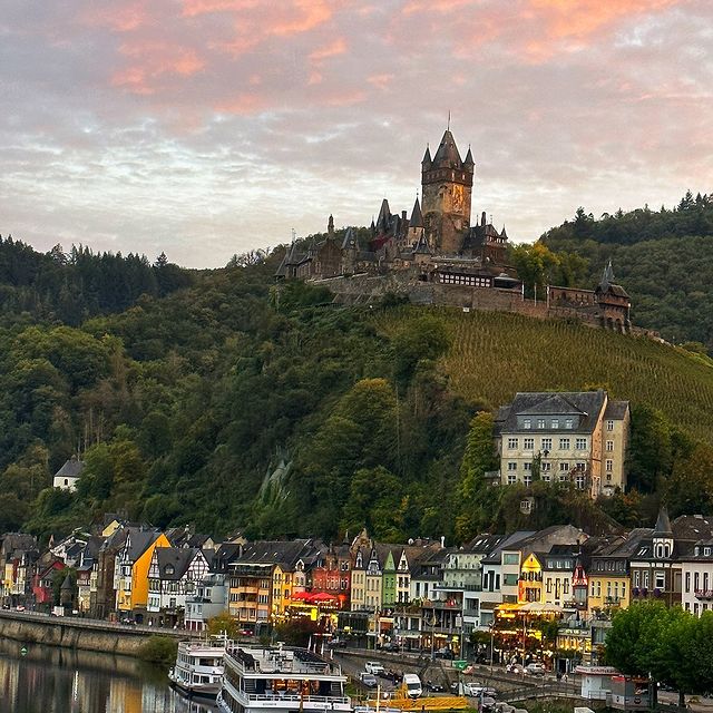 Ну а завершающей точкой нашего небольшого путешествия стал город #cochem 🏰
Этот городок был в моем #bucketlist с того момента, как я переехала в Германию. Отличное место для романтиков: великолепный замок на горе, спокойная река и счастливые пенсионеры, наслаждающиеся жизнью. Что за идиллия?!
#cochem#cochemcastle#cochemgermany#cochemandermosel#mosel#germany#deutschland#europe#europetrip#eurotour#европа#германия#мозель#кохем#кохемскийзамок