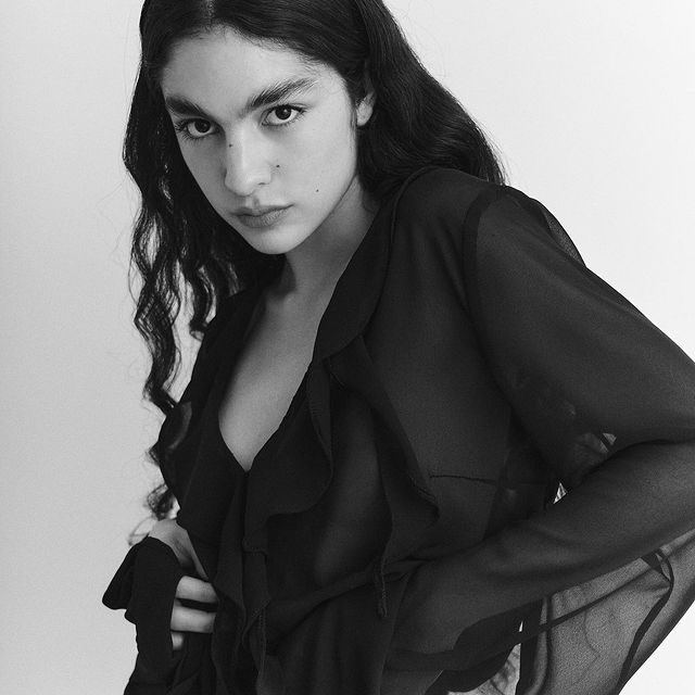 & EMILIA ALARCÓN