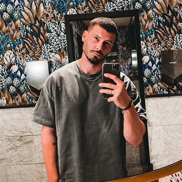 Monday Mood 🥴
#happymonday 

#monday #selfie #mirrorselfie #style #lifestyle #germanblogger #germanblogger_de #düsseldorf #berlin #030 #dusseldorf