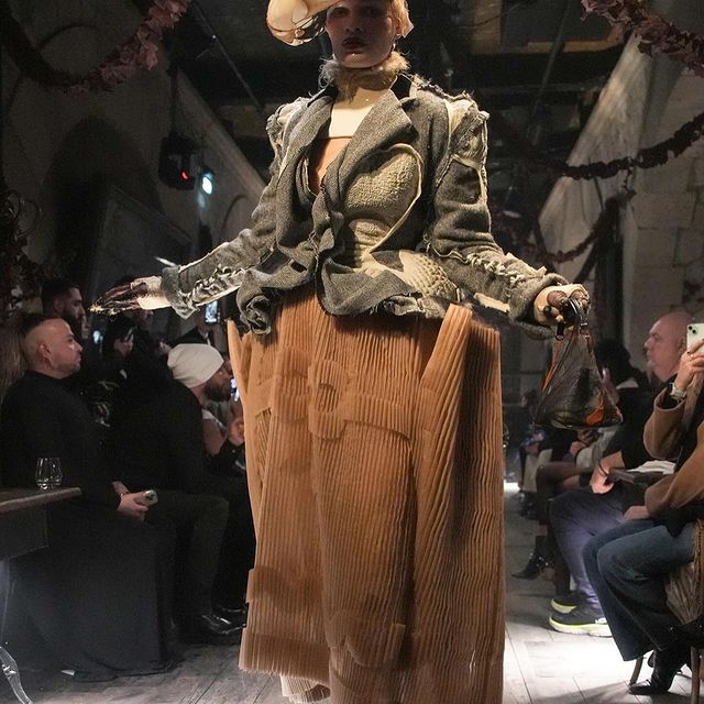 I walked the @maisonmargiela show, what a great team to work with. Thankyou for having me in this amazing show🩷
•
@maisonmargiela 
@jesshallettcast 
@jgalliano 
•
#maisonmargiela #paris #johngalliano #fashion #coutureweek #model #michamodels
