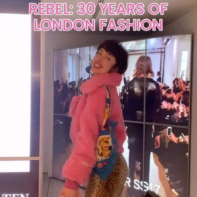 I took a visit to @designmuseum to see Rebel: 30 years of London Fashion 💄 Really inspiring show so really recommend going if you can! TBH I KNEWWWWW some Meadham Kirchhoff would be there so I HAD TO GO 🎀 You never know if you’ll be able to see these pieces irl anywhere else! Anyone you think is missing from an iconic 30 years of fashion?! #designmuseum #rebel30yearsoflondonfashion #fashionarchives #dayinthelife