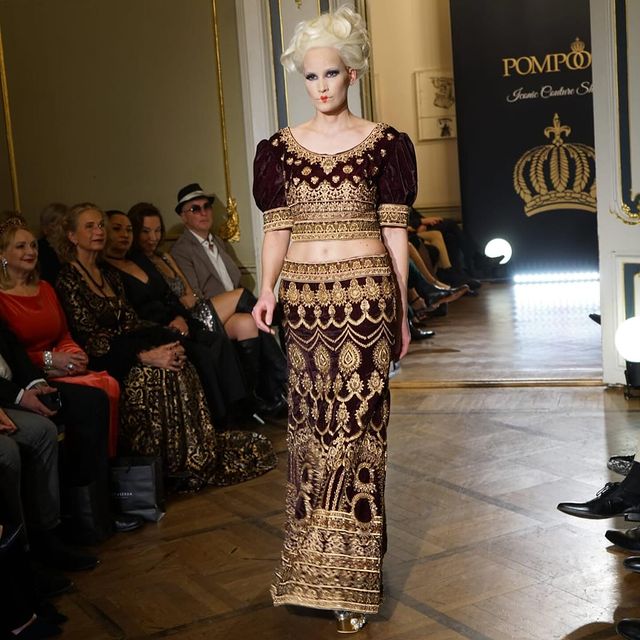 Pompöös Iconic Couture Show @haraldgloeoeckler_official im Ermeler Haus zum Auftakt der Berliner Fashionweek am vergangenen Freitag, was soll ich sagen…. Glitzer, Glamour und Eleganz - es war wieder eine tolle Show - danke dass ich wieder Teil davon sein durfte ✨ 👑 ✨ passend zu den Kleidern haben wir tolle Perücken von @friseurausderwieschen bekommen - so viel Haar- ein Träumchen 🥰  danke auch an alle Fotografen und Videographen, ohne euch wären diese tollen Momente nicht für alle Ewigkeit festgehalten worden 😇 @kenopictures_ & Javier Hornfeldt  #pompöös #haraldglööckler #iconic #show #fashionshow #glamour #glitter #wigs #bighair #makeup #berlin #berlinfashionweek #model #fashionmodel #ermelerhaus #bigdresses #beautiful #fashion