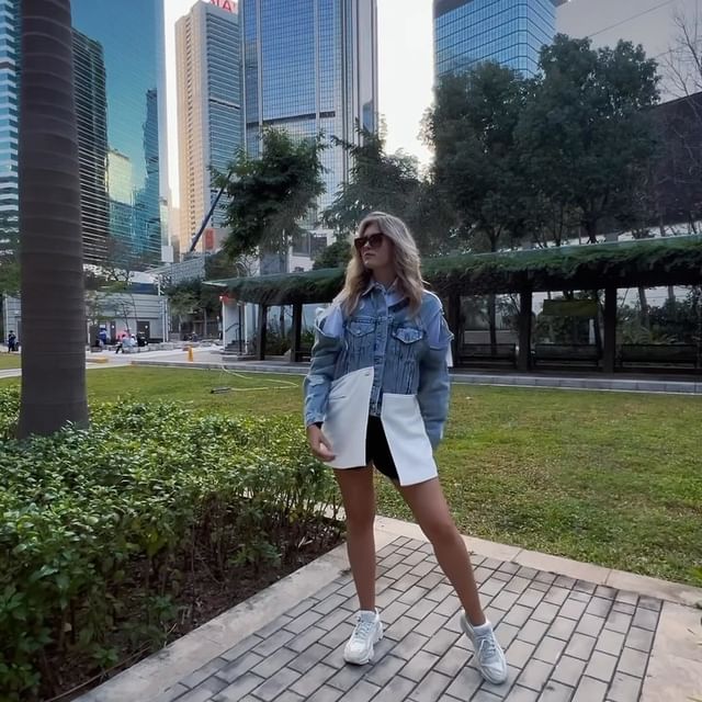 ℍ𝕆ℕ𝔾 𝕂𝕆ℕ𝔾 🇭🇰

One of the most impressive and inspiring cities I‘ve ever been 🤩
I enjoyed our stay so much and felt just amazing in your jacket @anastasiya_berndt_de 🫶🏻

Your urban styles making me feel even more confident and representing strength and courage. 

*Bezahlte Werbepartnerschaft
@anastasiya_berndt_de