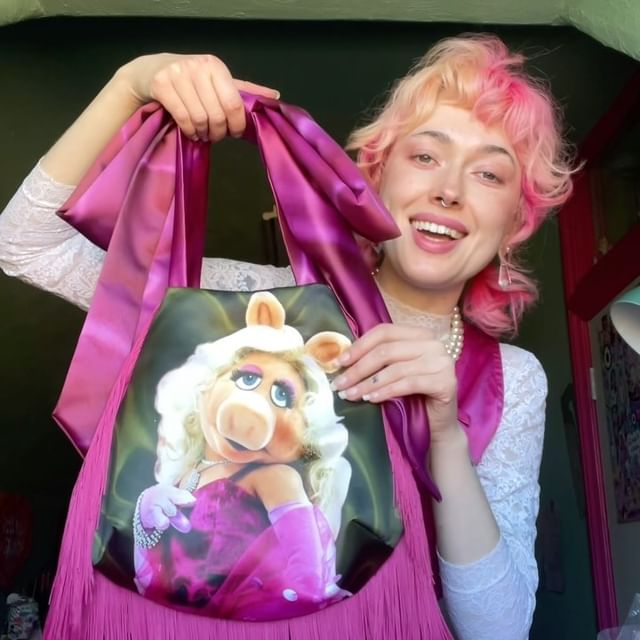 If you’ve not seen part one with the dress then please have a look!! The accsssories for the biggest bestest commission EVER! The fabulous bride LOOOOVES Miss Piggy and it’s a big part of the theme / inspo so I know I HAD to put her on the bag 🎀💗💒 #alternativebride #misspiggy #slowfashion #weddingveil